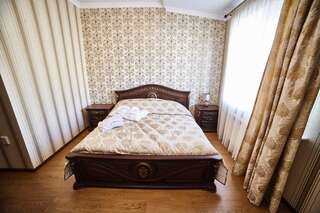 Гостиница Кристалл Кисловодск Улучшенный номер с кроватью размера «king-size»-11