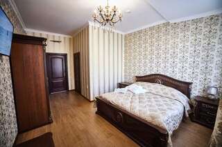 Гостиница Кристалл Кисловодск Улучшенный номер с кроватью размера «king-size»-14